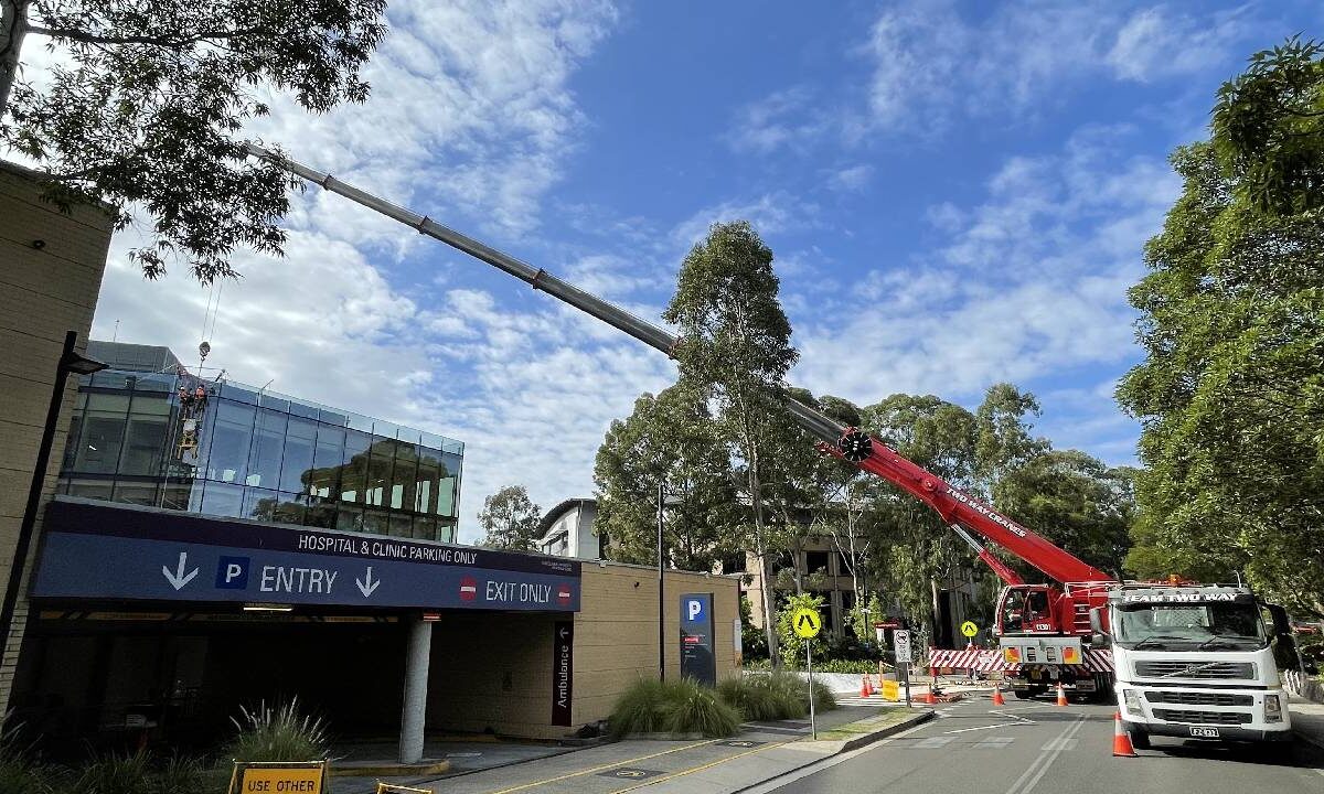 11620 - Crane Lift & Glazing (1)